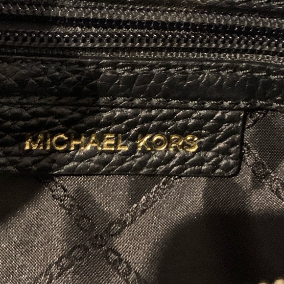 MICHEAL KORS BLACK PEBBLE LEATHER BAG WITH GOLD HARDWARE AND CHARM - Picture 7 of 16